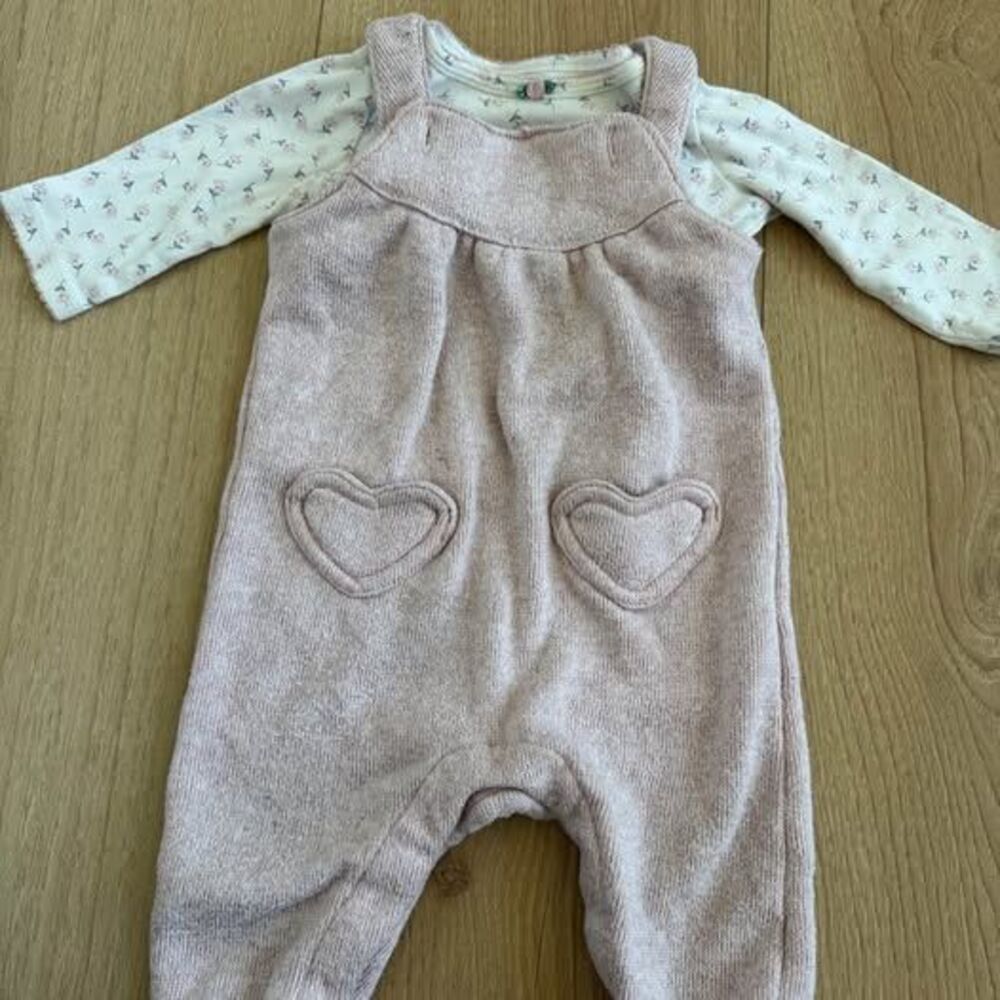 Carter’s floral outfit set. Six months.